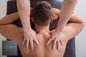 Een man zijn schouders worden gemasseerd tijdens een mannen massage