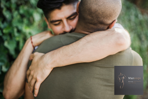 Mag ik de masseur aanraken? Twee mannen geven elkaar een hug - Mag ik de masseur aanraken