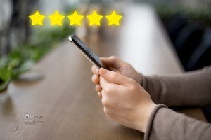 Een man schrijft op zijn gsm een 5 sterren review voor Mansage