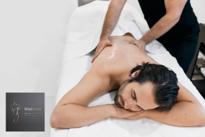Waarom massage voor mannen anders is (en waarom dat belangrijk is) Een man krijgt een rugmassage van een man - Massage voor mannen