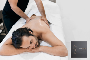 Een man wordt gemasseerd door een man - Massage voor mannen